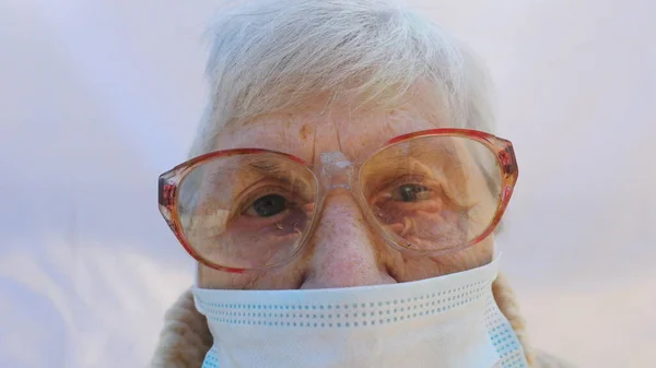 Porträtt Mormor Bär Skyddande Mask Från Virus Äldre Dam Tittar — Stockfoto