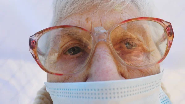 Virüse Karşı Koruyucu Maskeli Büyükannenin Yüzünü Kapat Yaşlı Kadın Kameraya — Stok fotoğraf