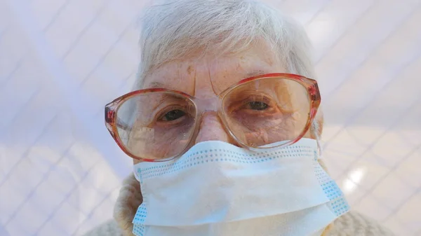 Närbild Ansikte Mormor Skyddande Mask Från Virus Äldre Kvinna Tittar — Stockfoto