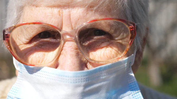 Retrato Detalhe Vovó Máscara Protetora Vírus Mulher Idosa Olhando Para — Fotografia de Stock