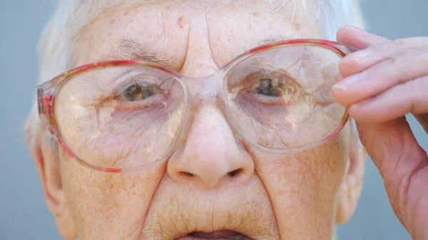 Detailporträt Der Oma Brille Mit Nachdenklichem Blick Großaufnahme Des Faltigen — Stockfoto