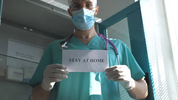 Sıhhiyeci Kendini Izole Etmeye Meyilli Bir Poster Gösteriyor Erkek Doktor — Stok fotoğraf