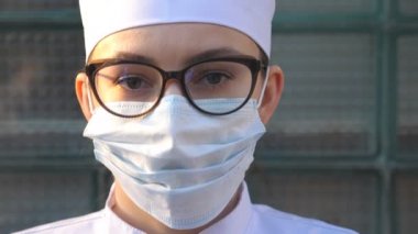 Kadın doktor kendini izole etmeye meyilli bir poster gösteriyor. Kadın doktor, Coronavirus salgını sırasında evde duran bir resim tutuyor. COVID-19 dünya salgınından korunma