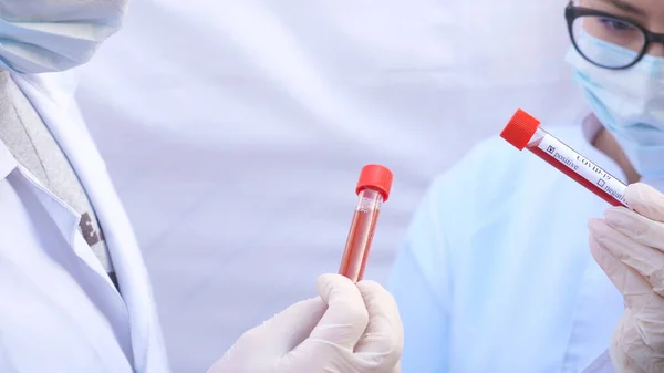 Doktor Koronavirüs Için Kan Örnekleriyle Test Tüplerini Inceliyor Koruyucu Eldivenli — Stok fotoğraf