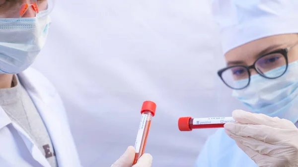 Two Doctors Exploring Test Tubes Blood Samples Coronavirus Male Female — Stock Photo, Image