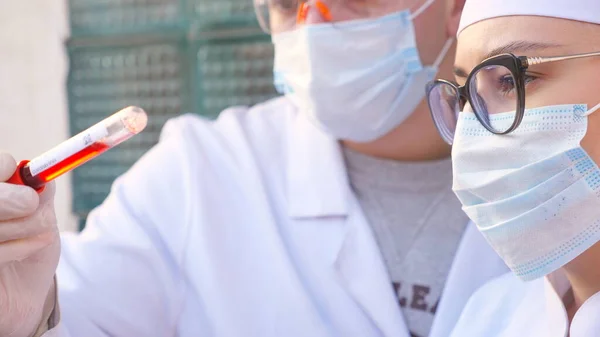 Doktor Coronavirus Kan Örneği Vererek Test Tüpünü Inceliyor Koruyucu Eldivenli — Stok fotoğraf