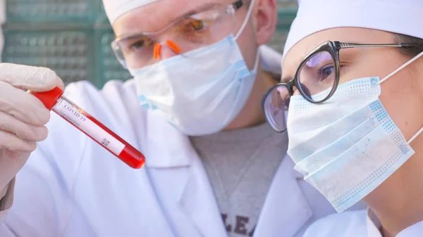 Two Doctors Exploring Test Tube Blood Sample Coronavirus Male Female — Stock Photo, Image