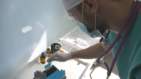 Ученые Проверяют Пробирку Образцом Вакцины Коронавирус Молодой Лаборант Защитных Очках — стоковое фото