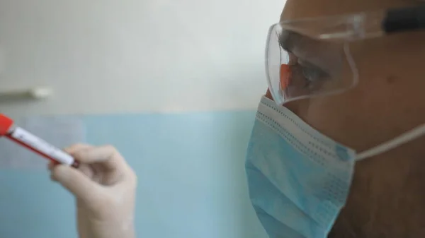 Perfil Tubo Teste Teste Cientista Com Amostra Sangue Para Coronavírus — Fotografia de Stock