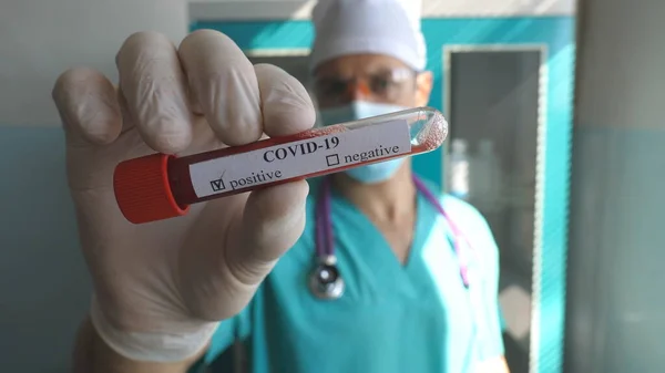 Genç Doktor Coronavirus Covid Kan Örneği Içeren Test Tüpü Gösteriyor — Stok fotoğraf