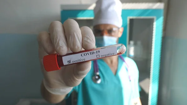 Junger Arzt Zeigt Reagenzglas Mit Blutprobe Auf Coronavirus Covid Sanitäter — Stockfoto