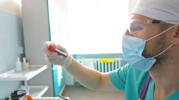 Wissenschaftler Untersuchen Reagenzglas Mit Blutprobe Auf Coronavirus Labormitarbeiter Mit Schutzhandschuhen — Stockfoto