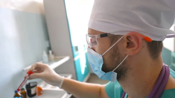 Wissenschaftler Untersuchen Reagenzglas Mit Blutprobe Auf Coronavirus Labormitarbeiter Mit Schutzhandschuhen — Stockfoto