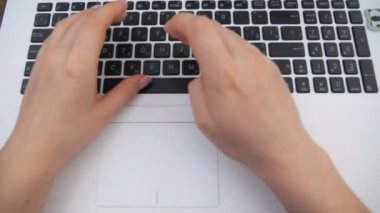 Dişi eller klavyeye yazı yazıyor. İş yerinde oturan ve dizüstü bilgisayarda çalışan bir kadın. Biriyle sohbet eden ya da internette gezinen bir kız. Bilgisayarı kullanan serbest çalışan. POV Kapat