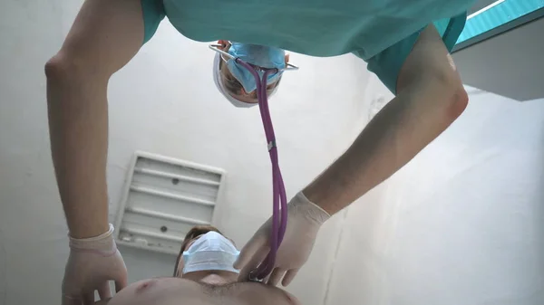 Dokter Memeriksa Pasien Pria Dengan Stetoskop Mencari Gejala Covid Medis — Stok Foto