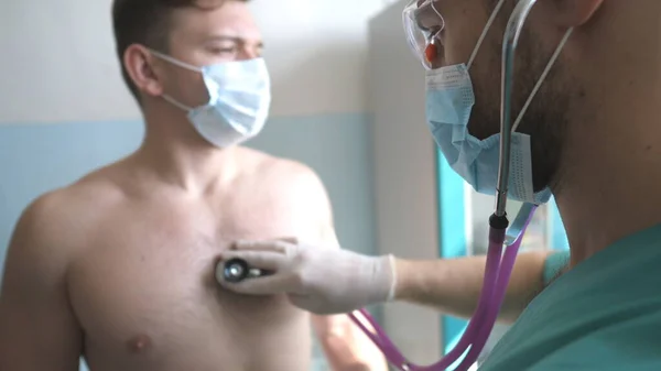 Dokter Memeriksa Pasien Dengan Stetoskop Mencari Gejala Covid Medis Mendengarkan — Stok Foto