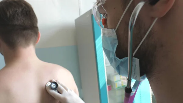 Doktor Steteskoplu Hastayı Covid Belirtileri Için Muayene Ediyor Sıhhiyeci Insanın — Stok fotoğraf