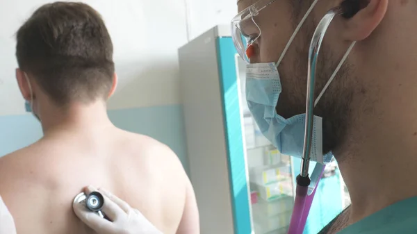 Arzt Untersucht Patientin Mit Stethoskop Auf Covid Symptome Sanitäter Hören — Stockfoto