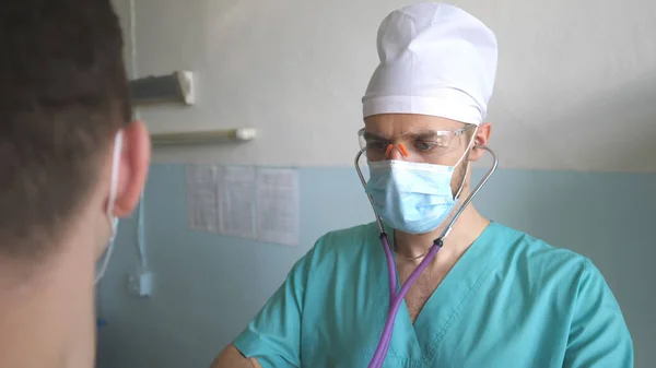 Doktor Steteskoplu Hastayı Covid Belirtileri Için Muayene Ediyor Sıhhiyeci Insanın — Stok fotoğraf