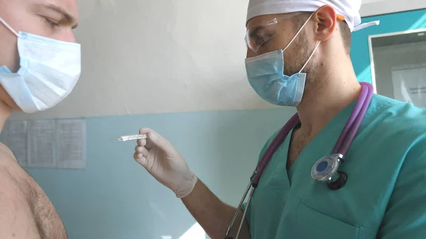 Medis Mengukur Suhu Manusia Dengan Termometer Dokter Memeriksa Pasien Mencari — Stok Foto