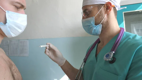 Médico Medir Temperatura Homem Com Termômetro Exames Médicos Paciente Procura — Fotografia de Stock