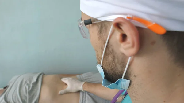 Doktor Covid Semptomları Olan Erkek Hastayı Muayene Ediyor Sıhhiye Adamı — Stok fotoğraf