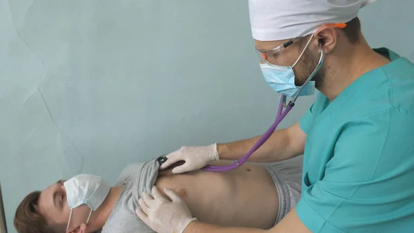 Médico Ouve Pulmões Homem Exames Médicos Paciente Com Estetoscópio Procura — Fotografia de Stock