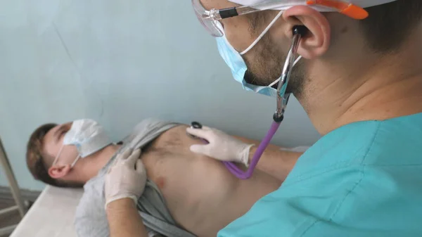 Medis Mendengarkan Paru Paru Manusia Dokter Memeriksa Pasien Dengan Stetoskop — Stok Foto