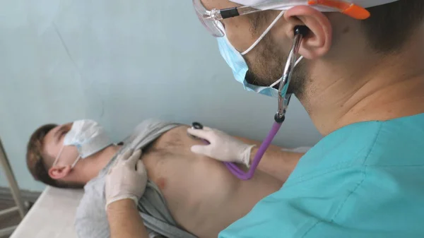 Médico Ouve Pulmões Homem Exames Médicos Paciente Com Estetoscópio Procura — Fotografia de Stock