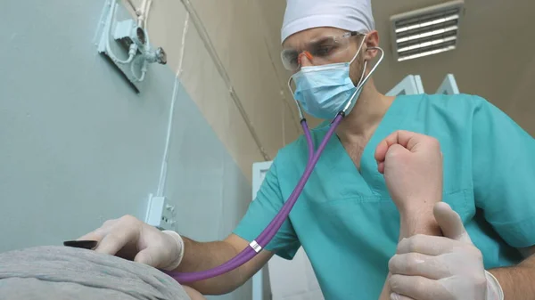 Exames Médicos Paciente Sexo Masculino Com Estetoscópio Procura Sintomas Covid — Fotografia de Stock