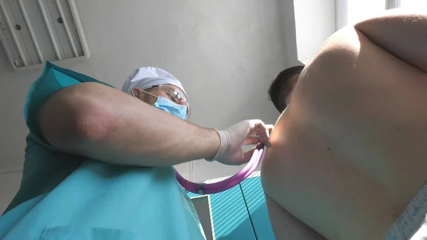 Doktor Steteskoplu Hastayı Covid Belirtileri Için Muayene Ediyor Sıhhiyeci Tanınmayan — Stok fotoğraf