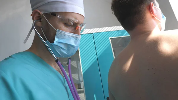 Γιατρός Εξετάζει Ασθενή Στηθοσκόπιο Ψάχνει Για Συμπτώματα Covid Γιατρός Ακούει — Φωτογραφία Αρχείου