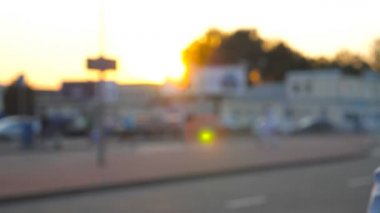 Şehir caddesinde buluşup sıkı dostça tokalaşırken çekilen Dolly 'nin genç arkadaşları. İki iş adamı birbirlerini selamlıyor ve arabaların arka planında el sıkışıyorlar. Yavaş çekim