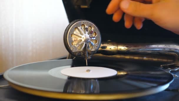 Vista de detalhes sobre a agulha deslizante no disco de vinil preto girando na plataforma giratória retro. Mão masculina tomando estilete de placa vintage e desligando gramofone velho. Conceito retrô. Lento movimento Fechar — Vídeo de Stock