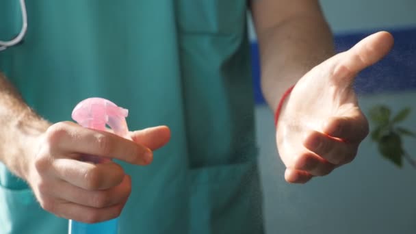 Désinfectant par pulvérisation sur les mains. Giclée médicamenteuse sur une solution désinfectante pour bras. Utiliser un antiseptique pour nettoyer et désinfecter. Concept de santé et de sécurité contre la pandémie de coronavirus. COVID-19 — Video