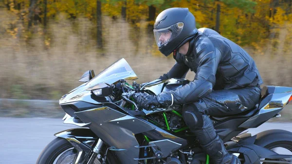 Motorrijder Racen Zijn Motor Country Road Een Man Die Fietst — Stockfoto