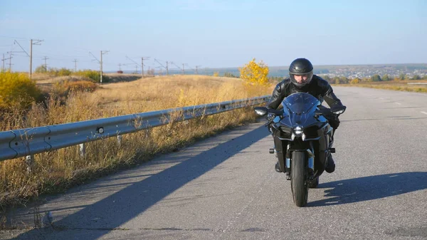 Junger Mann Auf Modernem Sportmotorrad Auf Der Herbstautobahn Motorradfahrer Rast — Stockfoto