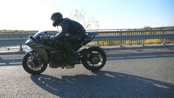 Jeune Homme Casque Chevauchant Rapidement Sur Moto Sport Moderne Autoroute — Photo
