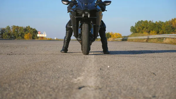 Vooraanzicht Van Jonge Biker Helm Leren Jas Zit Motor Snelweg — Stockfoto