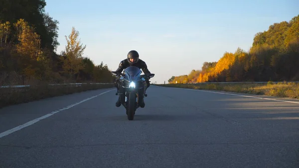 Uomo Casco Sella Una Moto All Autostrada Autunnale Motociclista Che — Foto Stock