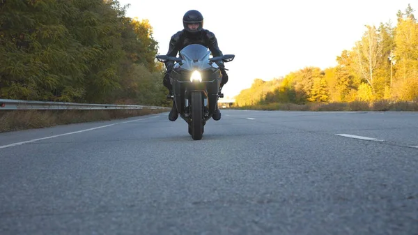 Motorradfahrer Rast Mit Seinem Motorrad Auf Landstraße Junger Mann Mit — Stockfoto