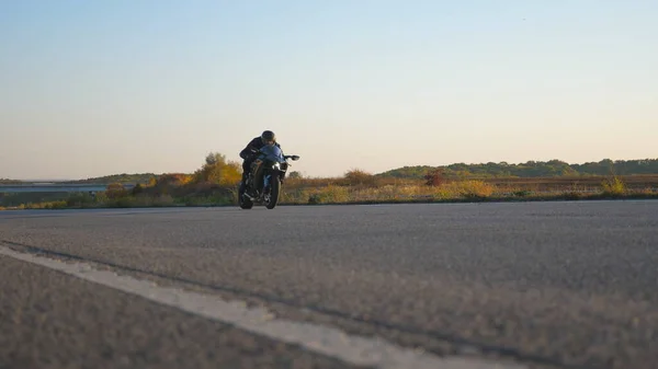 Jovem Correndo Rápido Sua Moto Esporte Através Estrada Vazia Motociclista — Fotografia de Stock