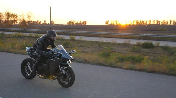 Motorradfahrer Rast Mit Seinem Motorrad Auf Herbstlicher Landstraße Mann Mit — Stockfoto