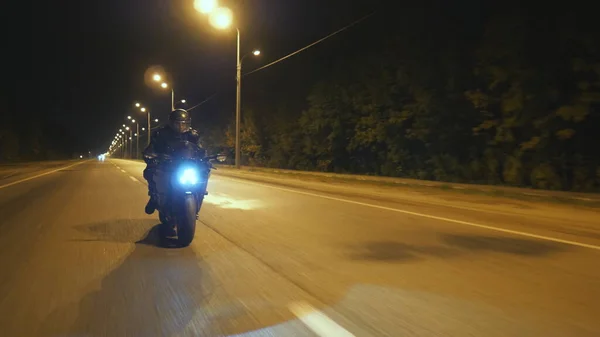 Junger Mann Mit Helm Rast Auf Modernem Sportmotorrad Der Abendstraße — Stockfoto