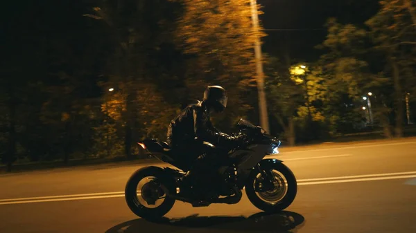 Jovem Capacete Andando Rápido Moto Esporte Moderno Rua Cidade Noite — Fotografia de Stock