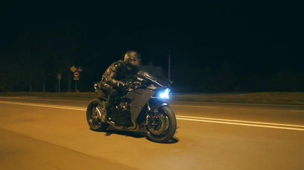 Junger Mann Mit Helm Rast Auf Modernem Schwarzen Sportmotorrad Auf — Stockfoto