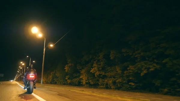 Homem Montando Moto Esporte Moderno Rua Noturna Cidade Motociclista Correndo — Fotografia de Stock