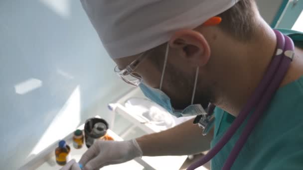 Wetenschapper testbuis met vaccin monster om coronavirus. Jonge laboratoriummedewerker in beschermende bril die geneesmiddelmonsters onderzoekt naar COVID-19. Concept van de veiligheid van een pandemie van het coronavirus — Stockvideo
