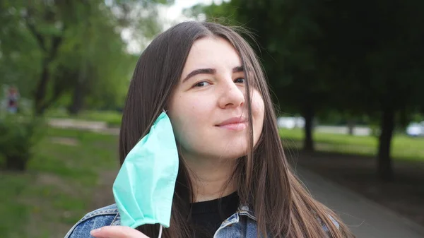 Retrato Mulher Jovem Feliz Tira Máscara Facial Médica Sorrindo Menina — Fotografia de Stock