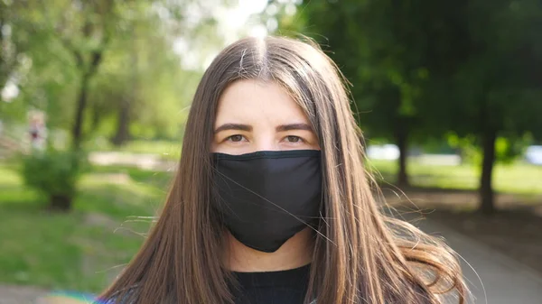 Şehir Caddesinde Siyah Maskeli Genç Bir Kadının Portresi Duruyor Virüs — Stok fotoğraf